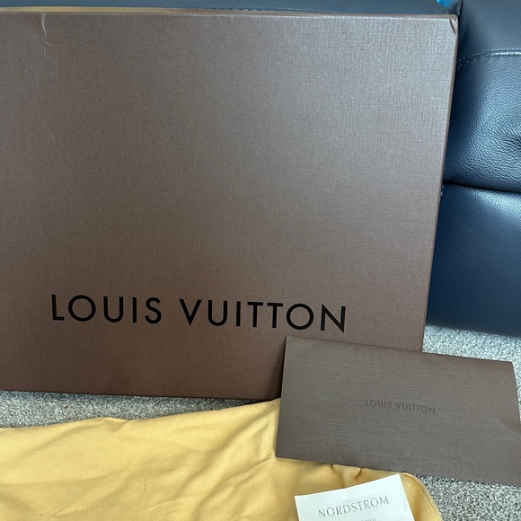 Authentic (receipt & paperwork included) Louis Vuitton "Voiltaire" handbag - Picture 2 of 14
